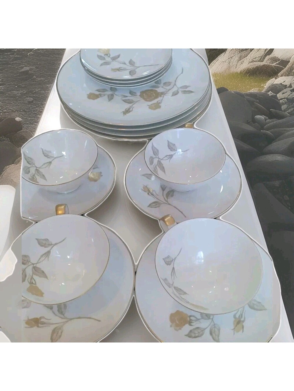 Mikasa Fine China Narumi Japan Damask Rose 5269 Set of 16 Pieces